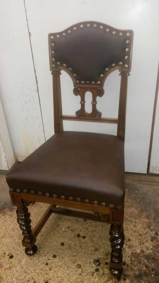 Antiker Stuhl restauriert mit Lederpolster